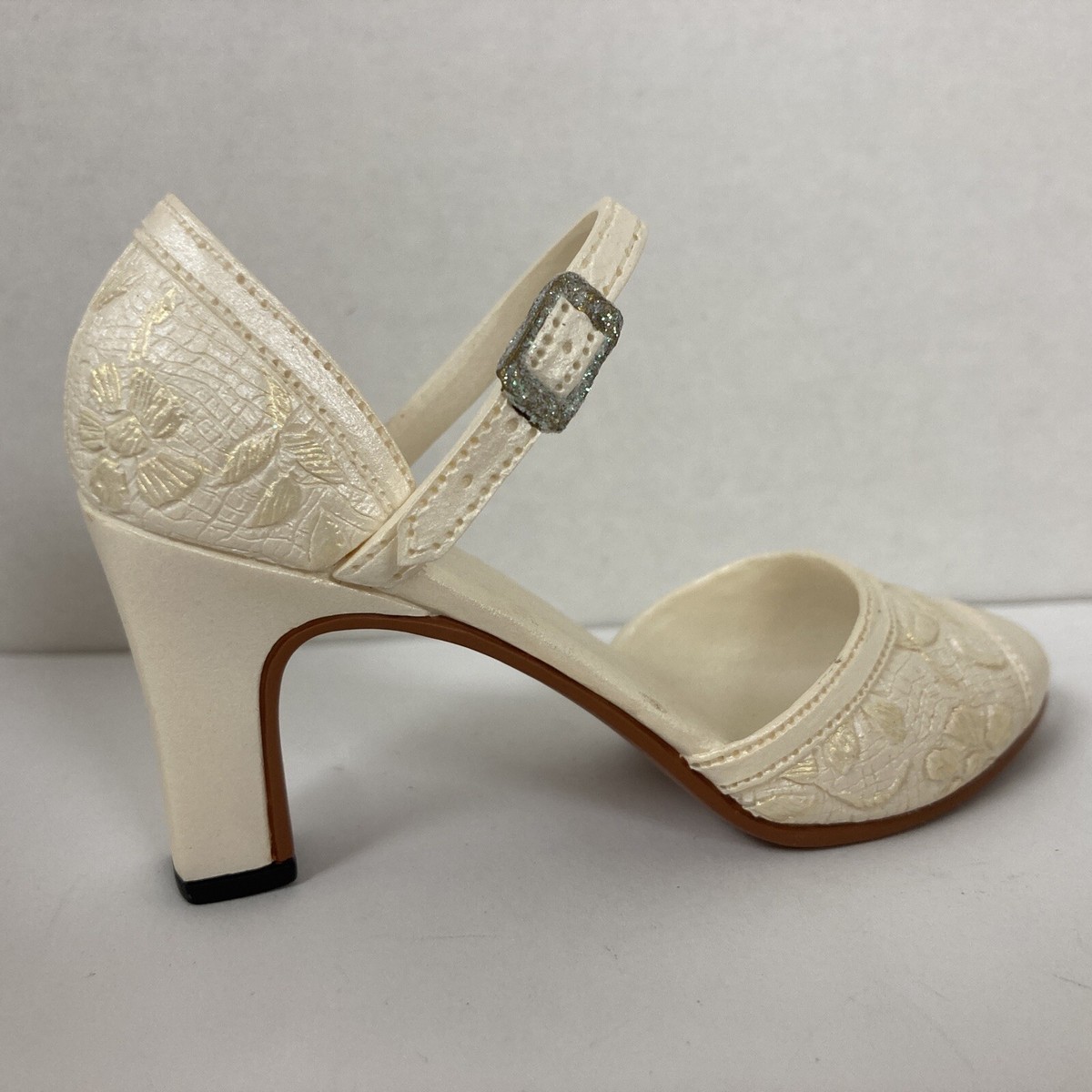 SHOWER OF FLOWERS Just The Right Shoe by Raine Willitts 25026 1999
