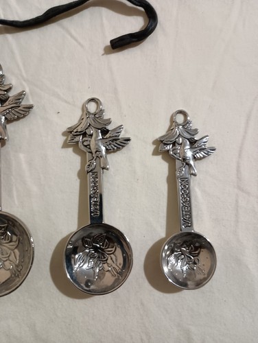 Ganz 4 PC Decorative Hummingbird Floral Embossed Metal Measuring Spoon Set - Bild 3 von 6