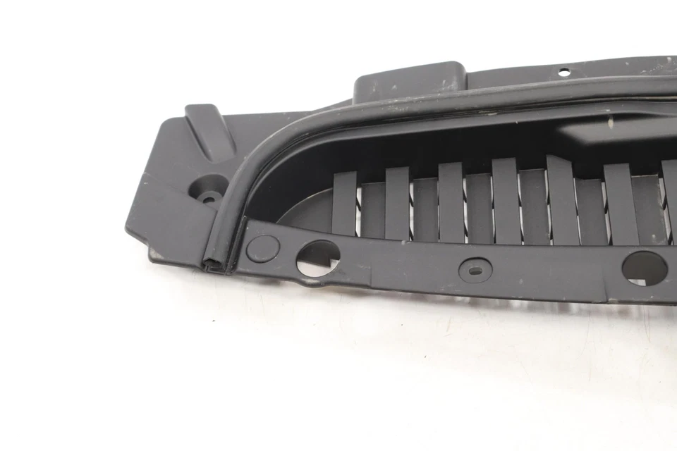 Chevrolet Silverado 1500 2019-2025 admisión de aire protector contra salpicaduras OEM 84535853 Foto 2 de 4