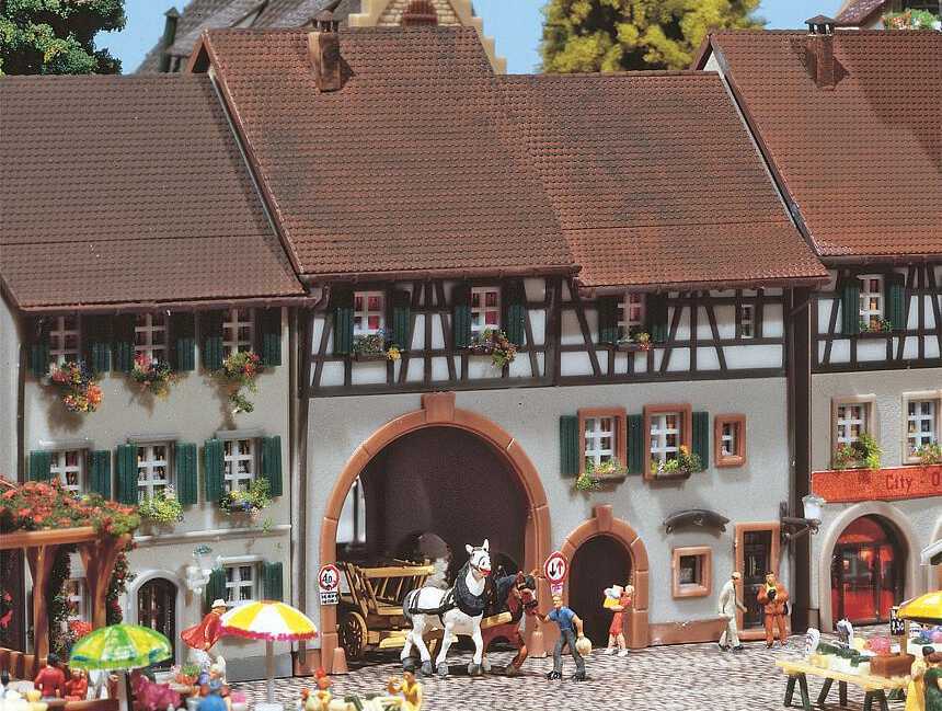 Maison de ville Faller 232374 pour compléter un centre-ville miniature échelle N