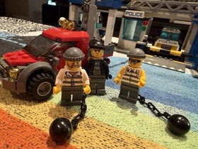 Lego CITY Police station W/ Mini-figures & 6 Instruction Books Complete 