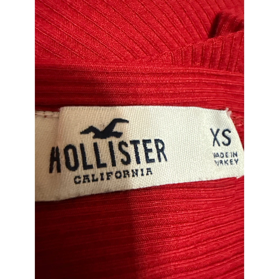 Camiseta corta Hollister roja de punto acanalado manga corta abierta torcida trasera talla XS Foto 3 de 4