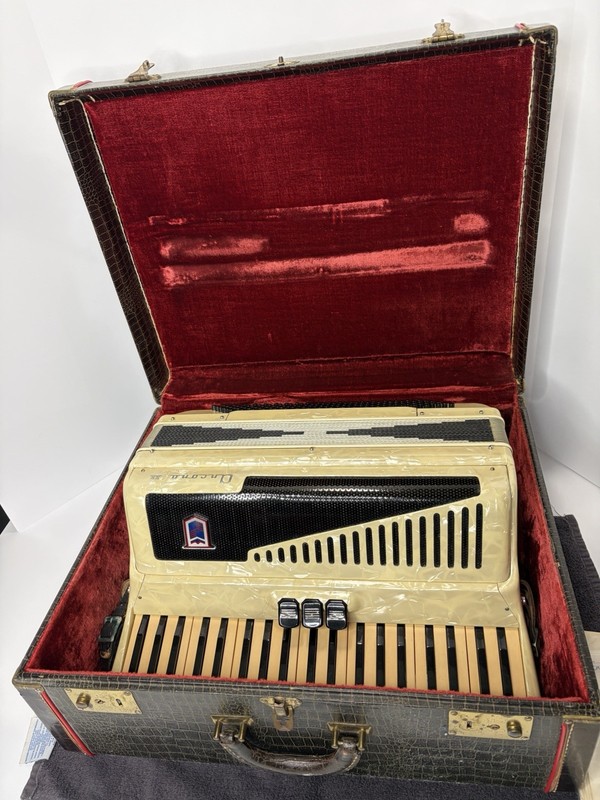 Italian-made Ancona XX accordion L 163/24 cream-colored, pearloid finish