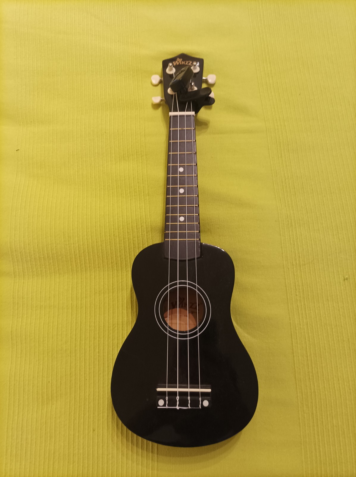 Whaly Ukulele Soprano Acustico Nero 4 Corde con Accordatore a Clip