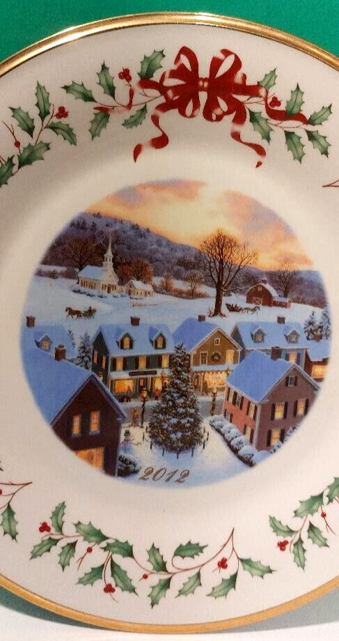 LENOX 2012 annual HOLIDAY PLATE -- Made in the USA -- NEW -- Mint
