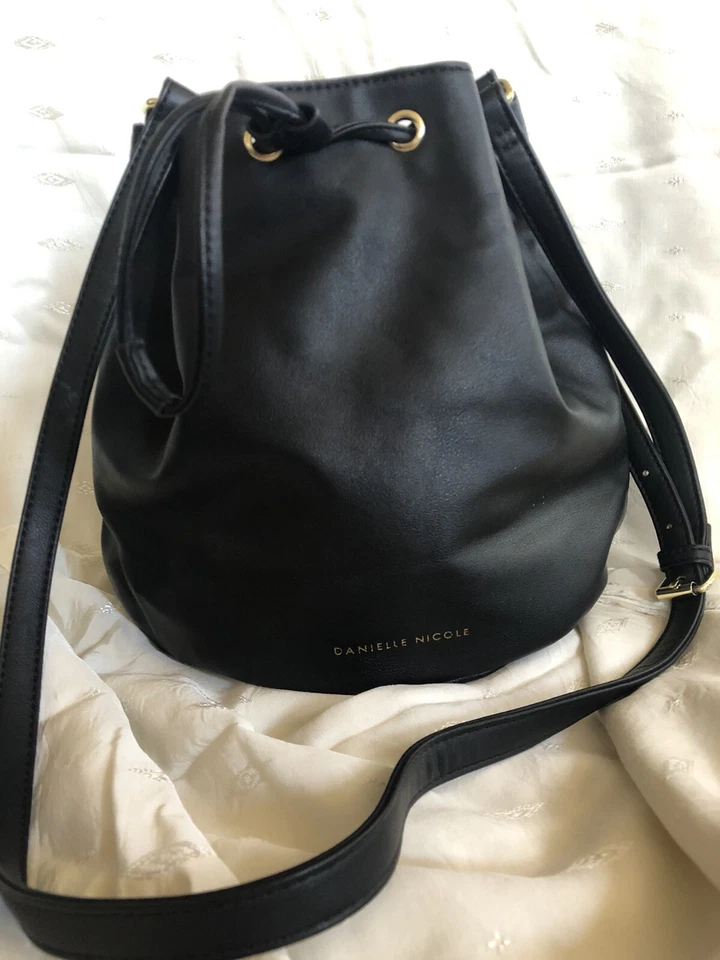 Bolso tipo cubo Danielle Nicole de cuero sintético negro con cordón con detalles de cremallera Foto 2 de 4