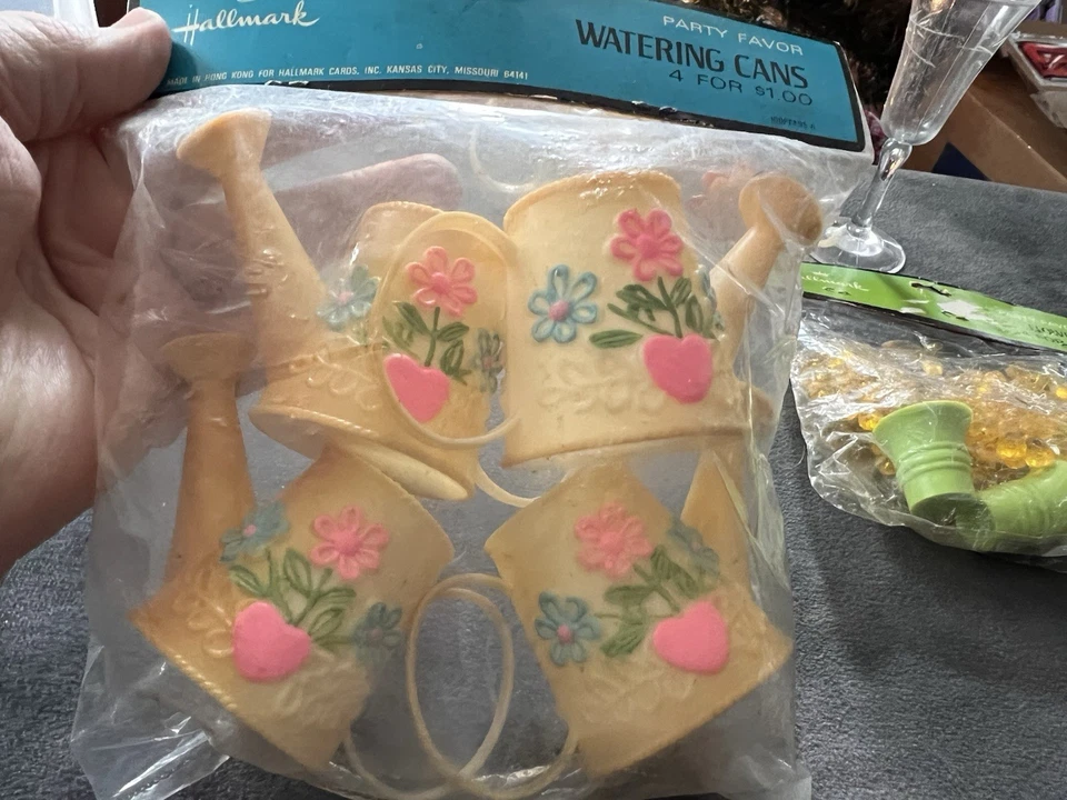 Lote de regalos de fiesta vintage con sello latas de riego flores anillo Foto 2 de 4