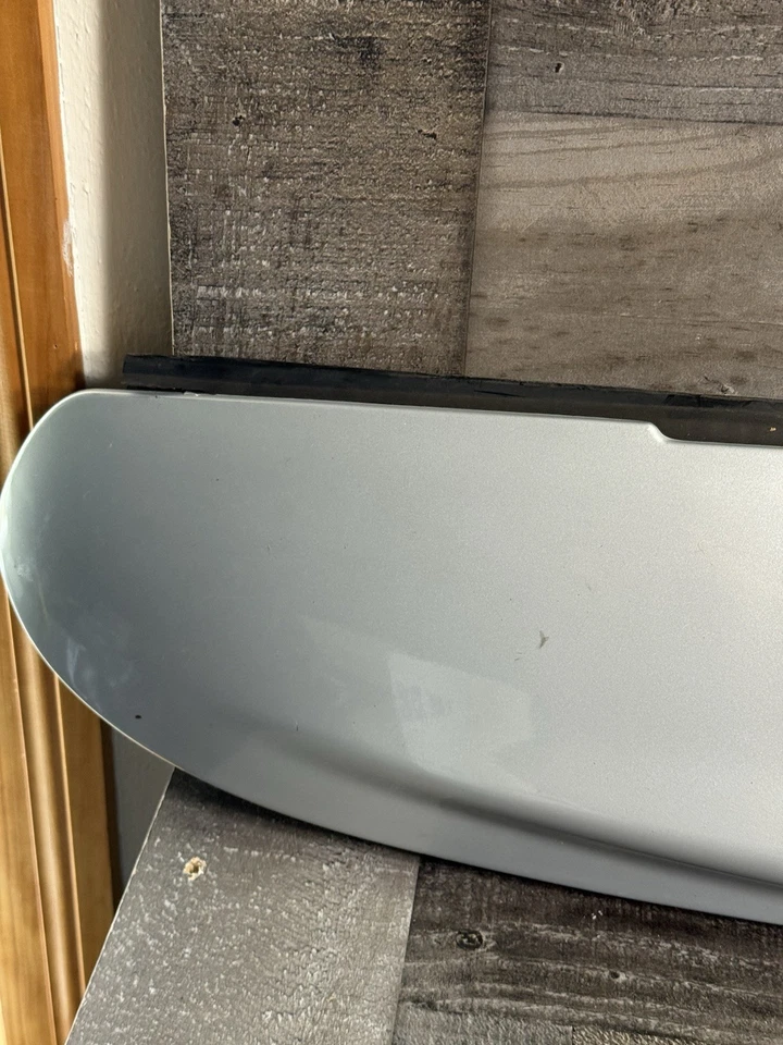 Alerón trasero Chevrolet Trailblazer 2002-2009 tercera luz de freno plateada Foto 3 de 4