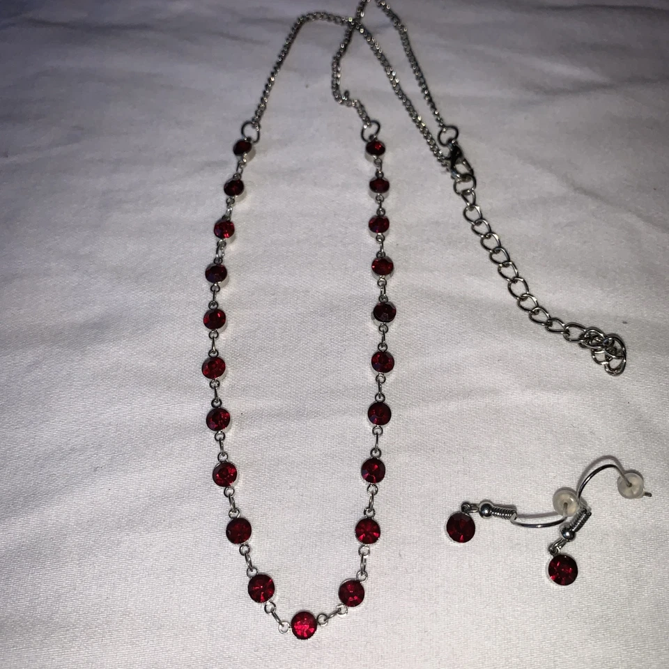 Nuevo Conjunto de Collar con Pendientes Tono Plata con Estrás Color Granate Foto 4 de 4