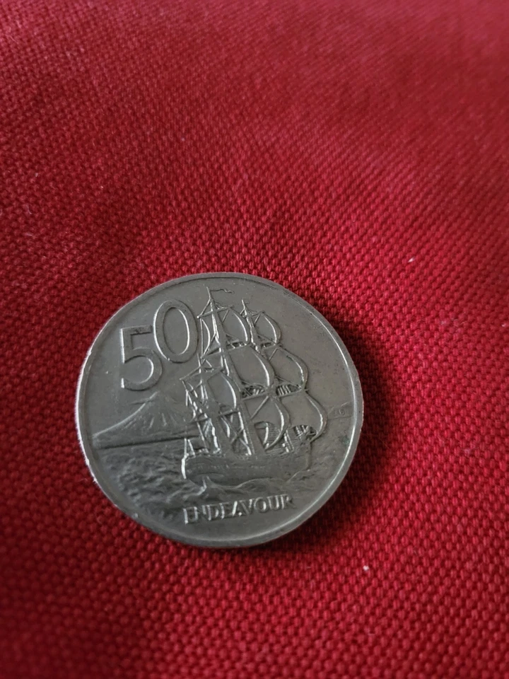 1967 very rare only 50,000 minted New Zealand Queen Elizabeth II 50 Cent Coin - Image 3 of 3