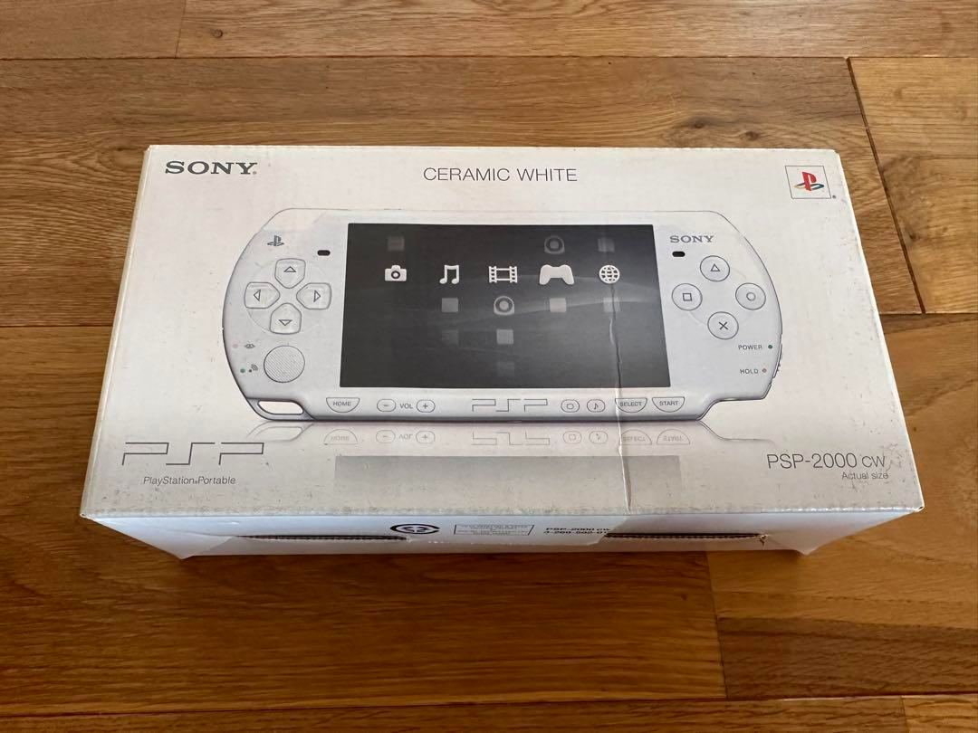 SONY Playstation Portable PSP-2000 CW Ceramic White Complete in Box