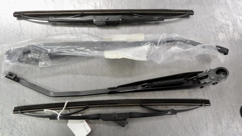 OMIX 19710.05 FRONT WINDSHIELD WIPER ARM WITH BLADE, 97-06 JEEP WRANGLER TJ - Image 3 of 4