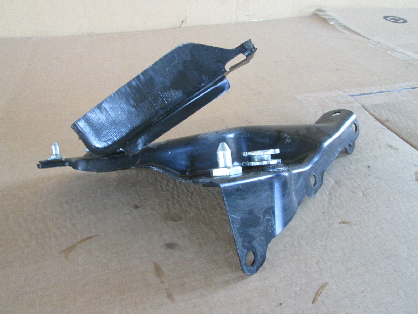 Ferrari California - LH Convertible Roof Top Hinge Cash Bracket  - 80729200