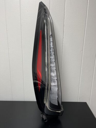 2019 - 2020 CADILLAC XT4 SPORT LEFT TAILLIGHT LT BLACK/SMOKED 84522860