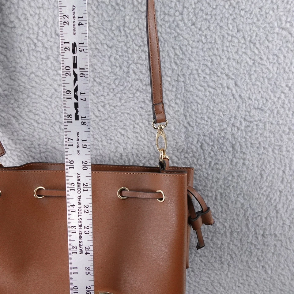 Bolsa balde Guess marrom couro sintético alça conversível corrente dourada detalhes - Imagem 4 de 4