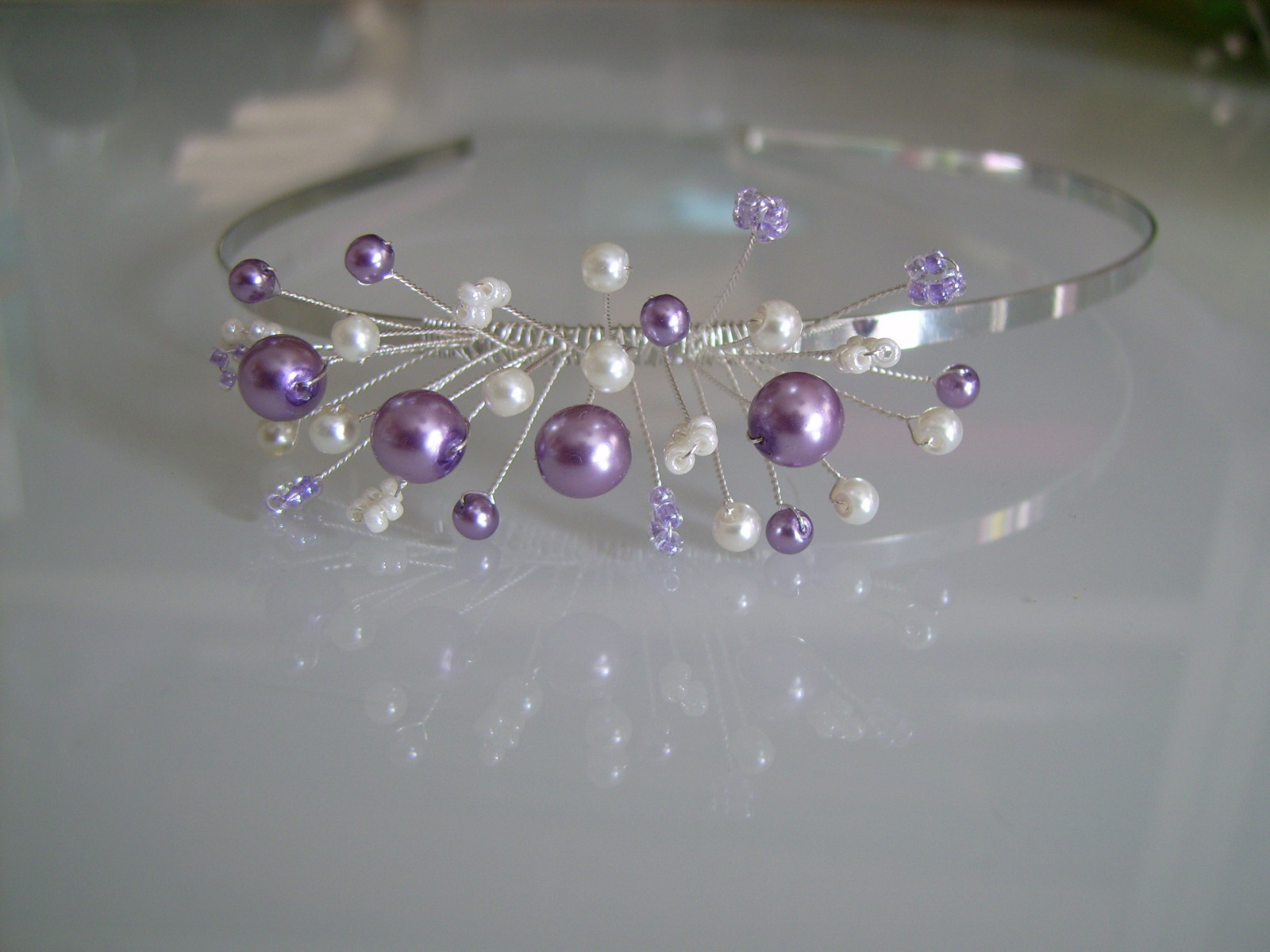 Serre tête bijou cheveux lilas confortable qui ne glisse pas sur les coiffures de mariage