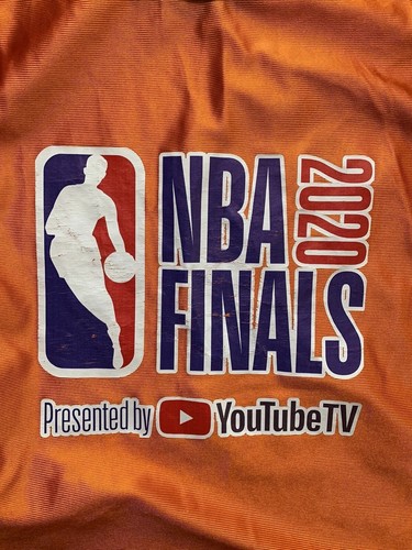 Camiseta deportiva de baloncesto emitida por el personal de las Finales de la NBA rara 2020 YouTube - Imagen 4 de 4