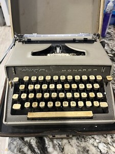 Typewriter Remington Monarch Retro Portable In Hard Case