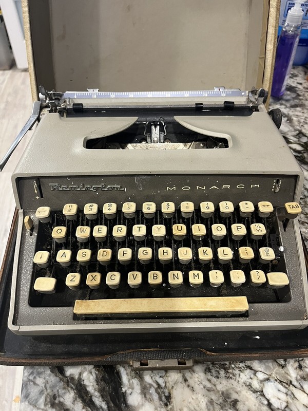 Typewriter Remington Monarch Retro Portable In Hard Case