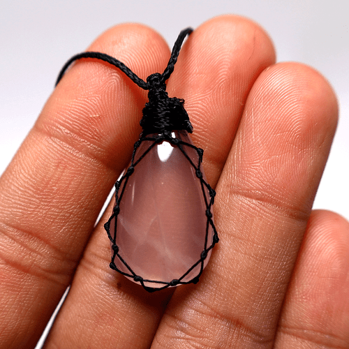 Collar de cristal en lágrima colgante micro macramé cuarzo rosa gema natural hecho a mano - Imagen 6 de 11