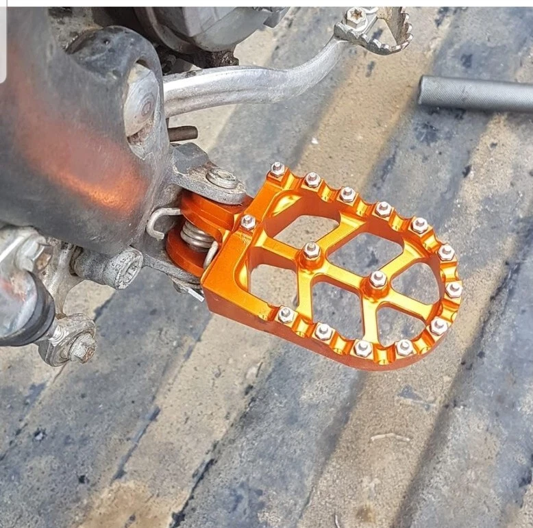 Clavijas estriberas reposapiés pedales reposapiés CNC para 85 SX 18-22 125 SX/250-45 Foto 3 de 4