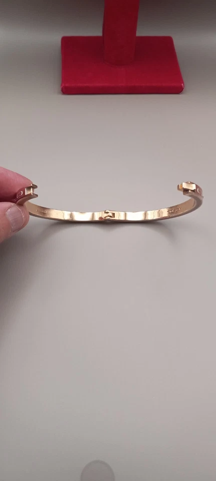 Brazalete Coach Outlet Kissing Signature esmalte rosa con bisagras 7 pulgadas Foto 4 de 4