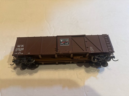 Coche caja madera Walthers escala HO 40’ Western Pacific 26039 con acopladores Kadee  | Zustand: Used
