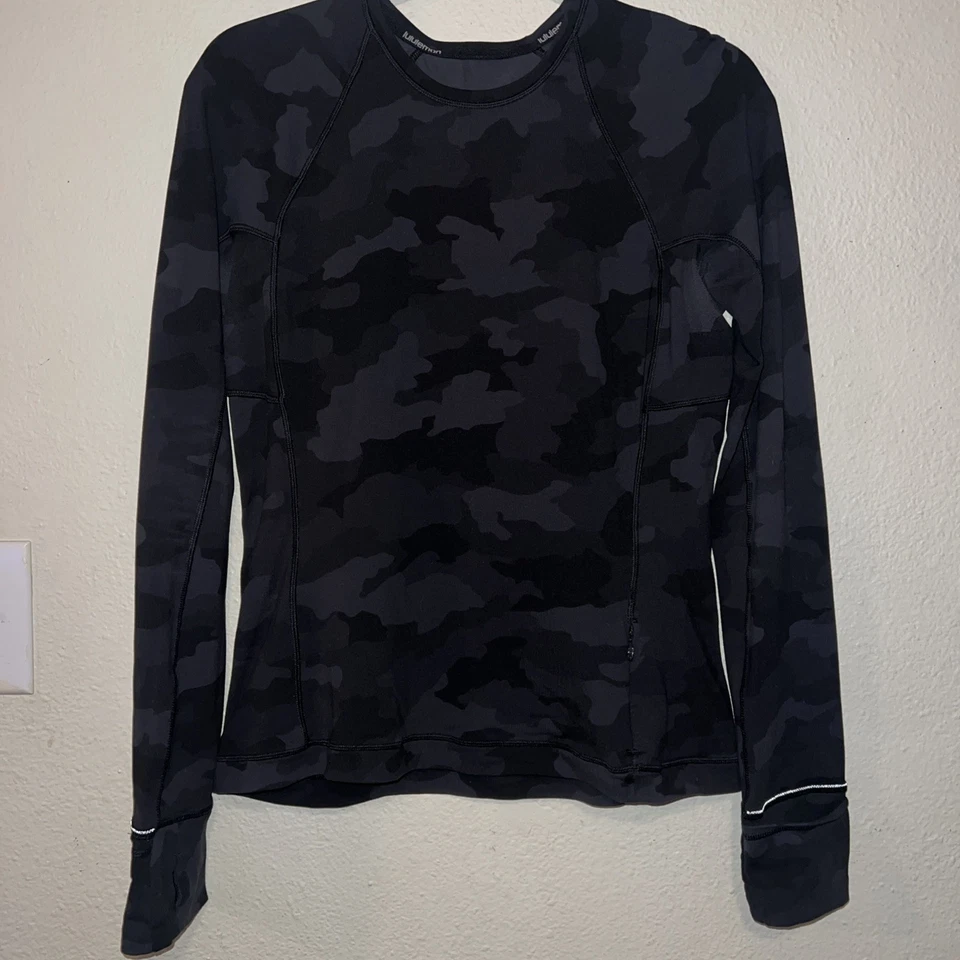 Short camuflado Lululemon Rulu Run preto tamanho 8 - Imagem 2 de 4