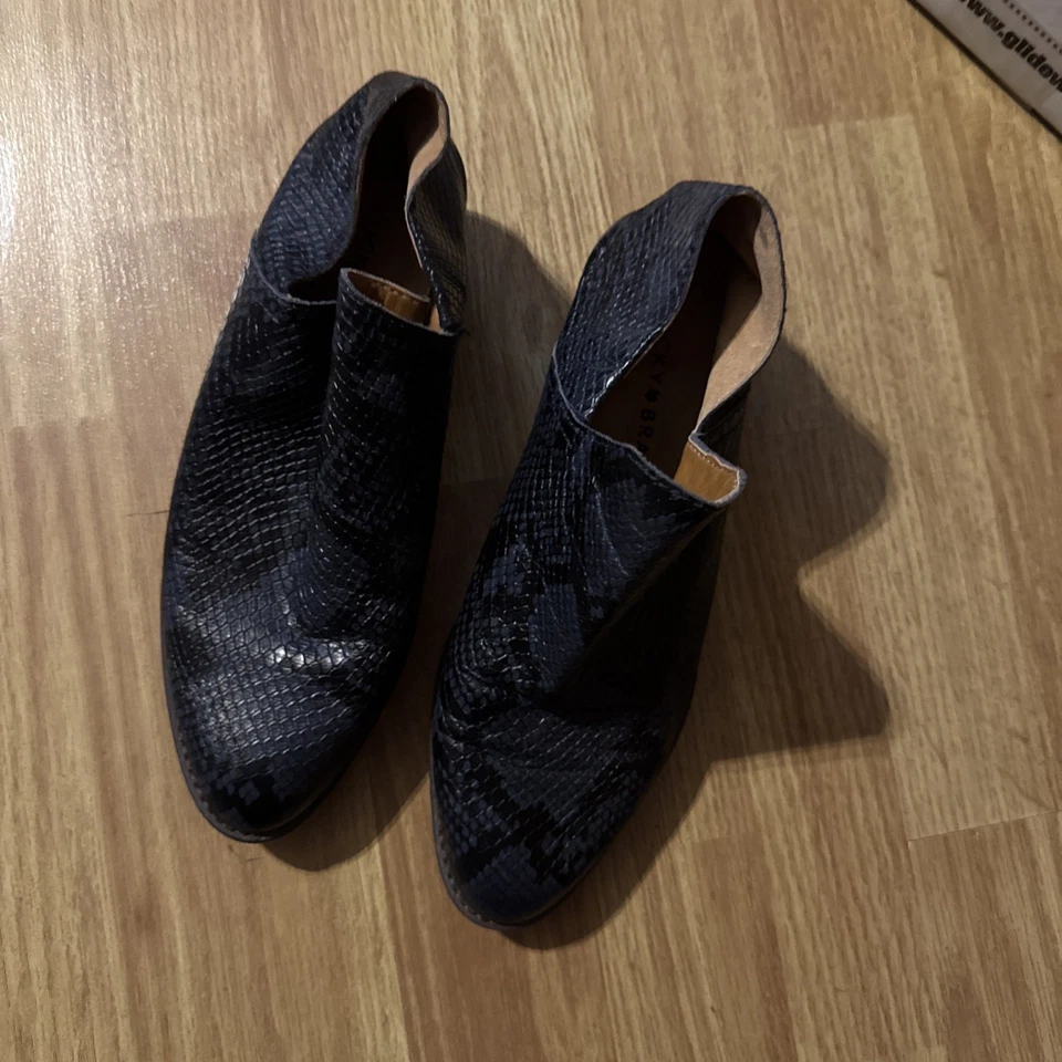 Bota de cuero de corte bajo para mujer Lucky Brand. Talla 7,5. Excelente Estado Foto 2 de 4