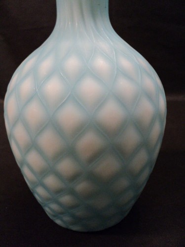 CUT VELVET DIAMOND QUILTED SATIN GLASS VASE, c. 1900 - 第 3/4 張圖片