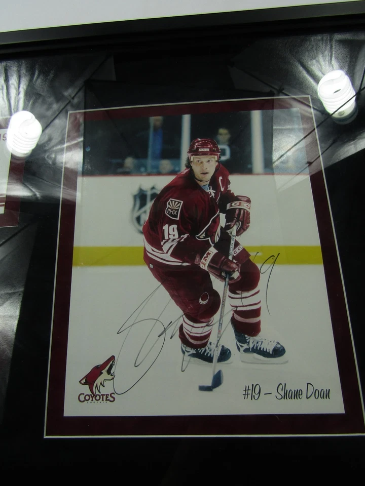 VTG Phoenix Coyotes Shane Doan #19 NHL Hockey Autographed Display & Puck Mancave - Image 2 of 4