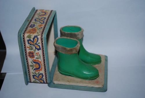 BOITE PUBLICITAIRE AVEC DEUX MINI BOTTES EN CAOUTCHOUC MARQUE SVIT COTTWALDOV - Picture 3 of 5