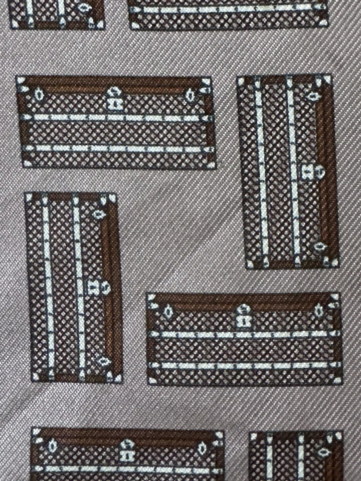 Mini baúl bufanda de seda Louis Vuitton talla 18,8 pulgadas x 18,8 pulgadas usado en excelente estado tendencia de diseñador Foto 2 de 4