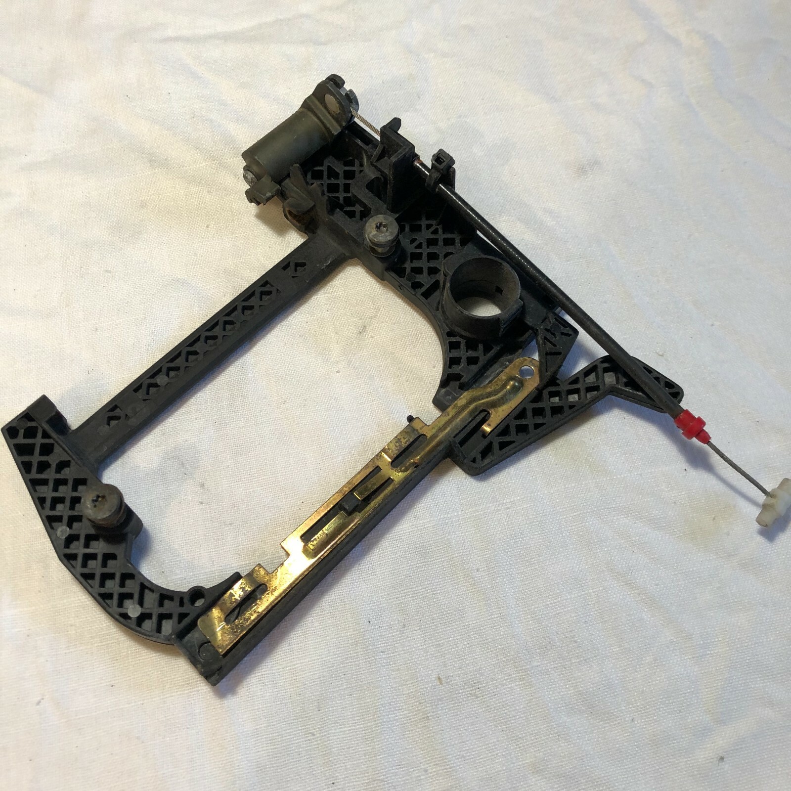 BMW E39 OEM EURO PASSENGER SIDE DOOR HANDLE LOCK FRAME CARRIER 