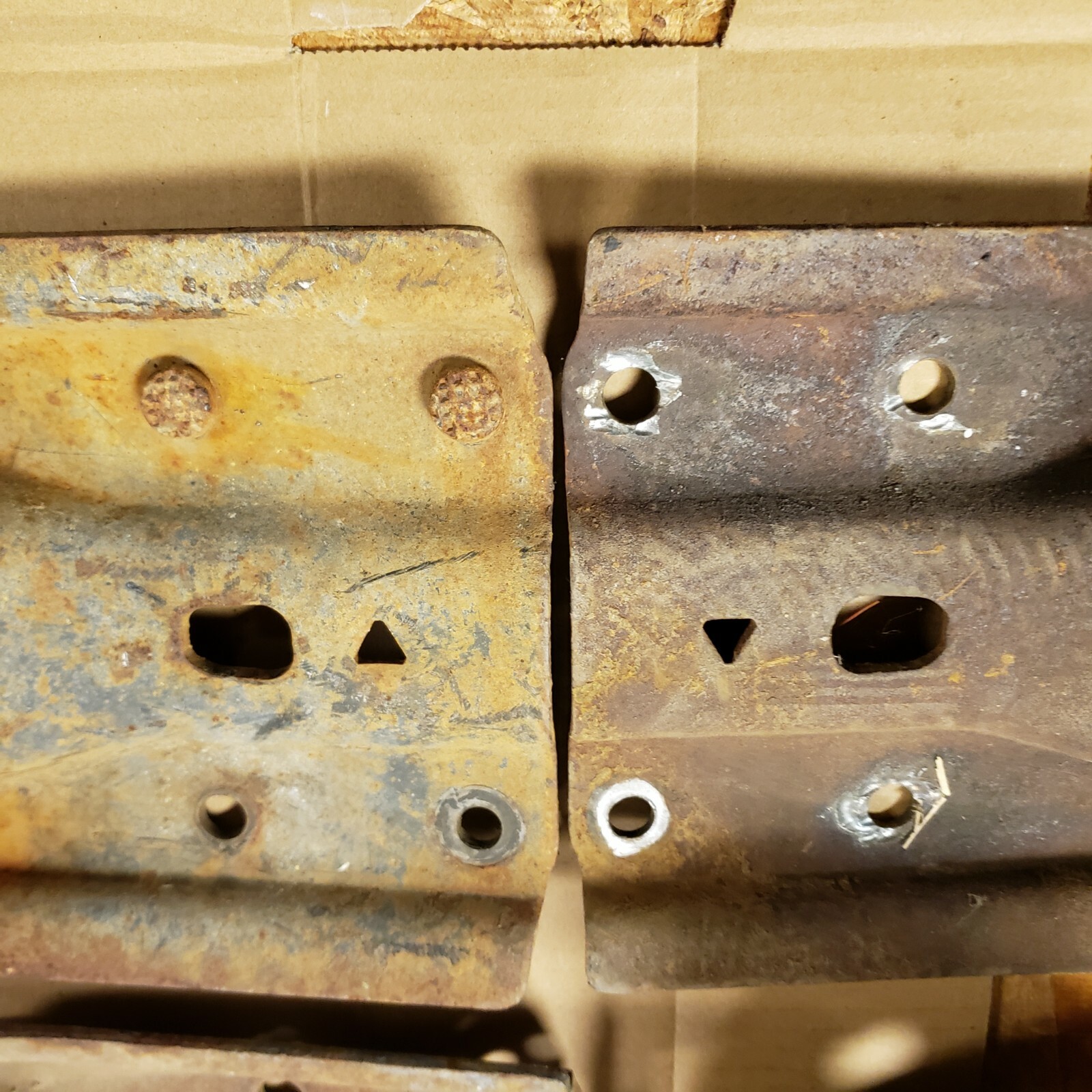 Pair Leaf Spring Hangers rear leafs 8898 Chevy GMC truck 4wd Silverado