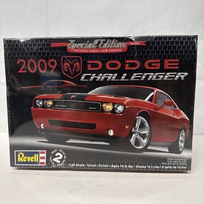 REVELL 2009 DODGE  CHALLENGER 1:25 Kit# 85-4220 NIB Factory Sealed 2009