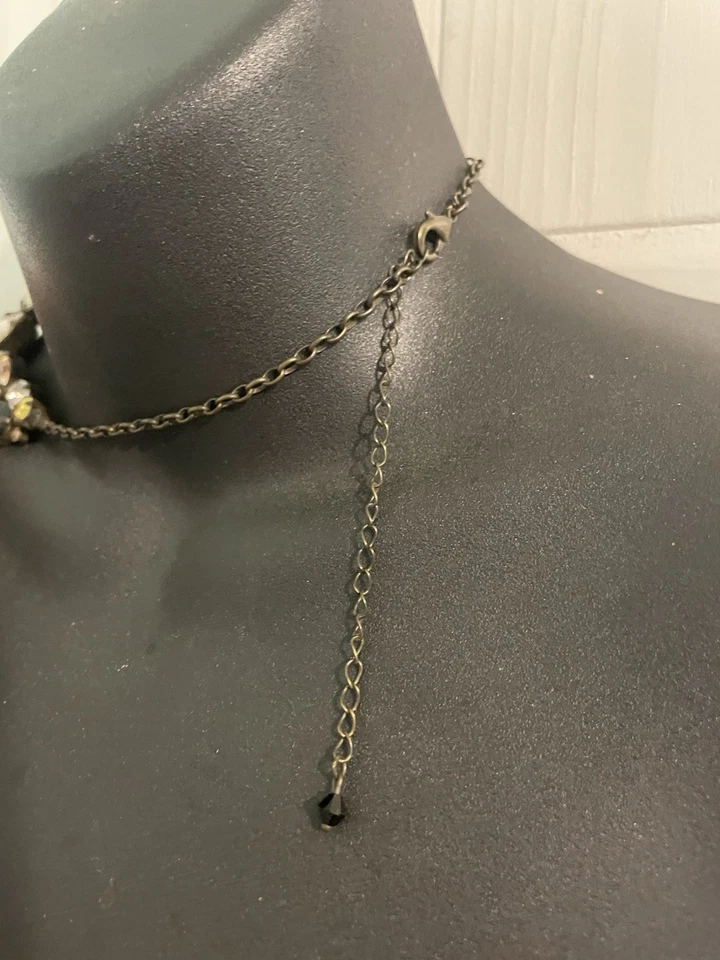 Collar Sorrelli flecos negros. Antiguo tono dorado. Foto 3 de 4