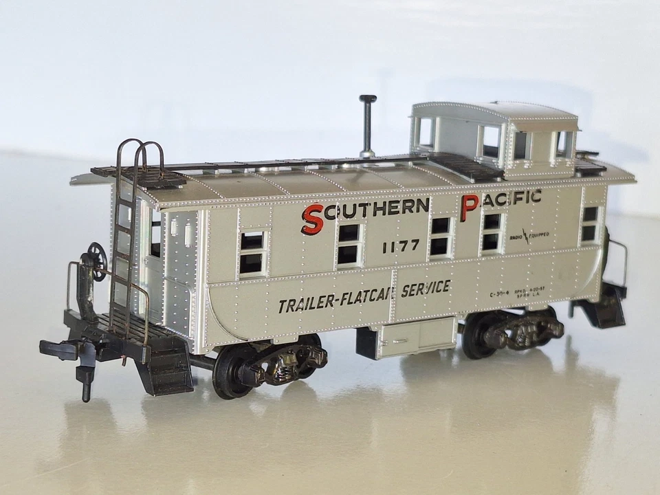 Athearn 1251 Southern Pacific Caboose Kit. Assembled. Good cond. Boxed. HO scale - Image 4 of 4