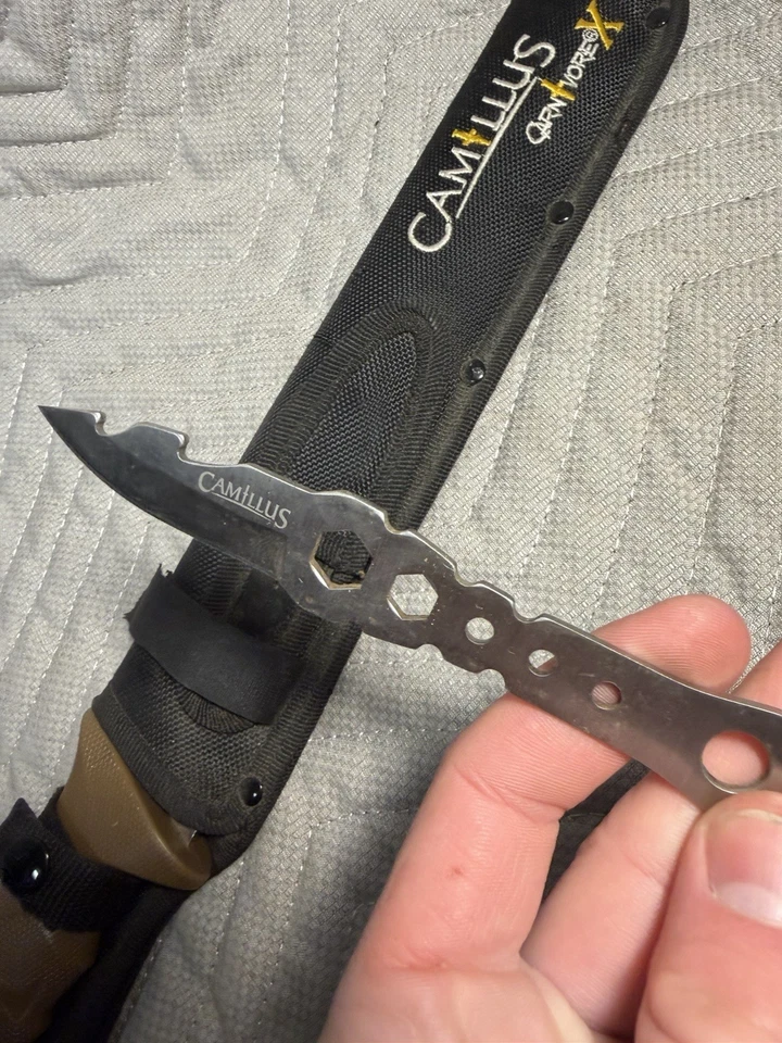 "Cuchillo machete de titanio Camillus Carnivore X hoja dentada 18"" con funda buena" Foto 2 de 4