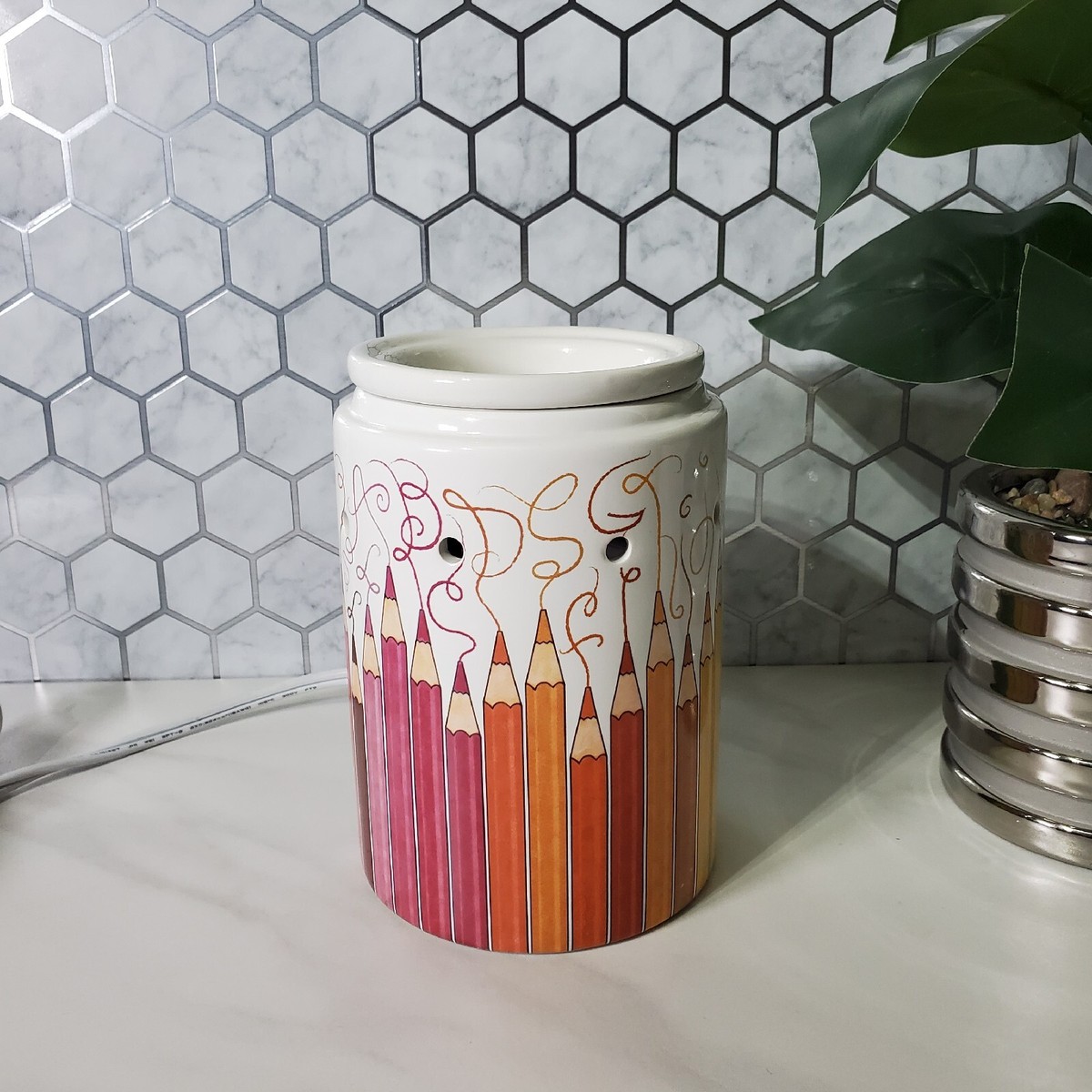 Scentsy「Reimagine」ぬり絵ワックスウォーマー 新品未使用 Scentsy Colorgraphy Wax Warmer Rainbow Colored Pencils Design