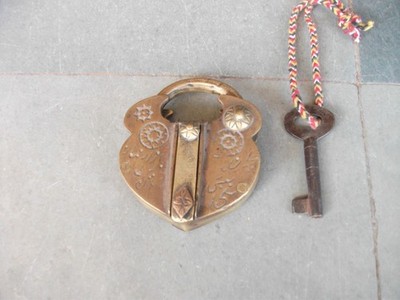 Vintage Messing Inlay Gravierte Herzförmig Tricky / Puzzle Vorhängeschloss