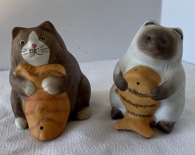 Fat Blue Eyed Kitty Cat Holding Fish Salt Pepper Shakers Vintage