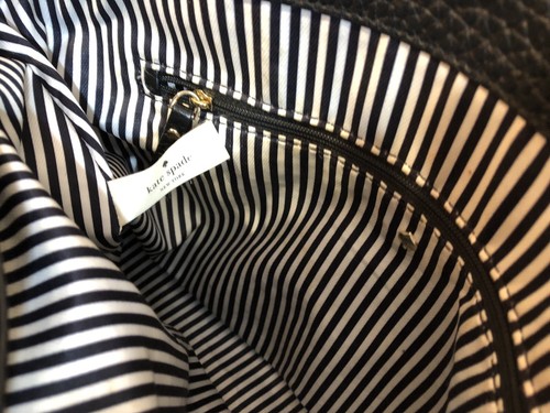 Bolso de Hombro Kate Spade Cuero Guijarro Negro con Borde Blanco y Forro a Rayas - Imagen 13 de 13