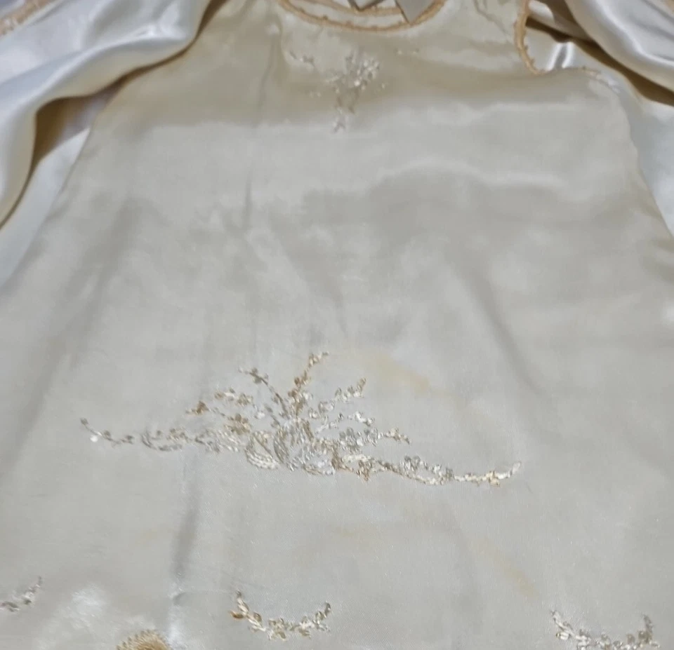 ANTIGUO BAUTIZO INFANTIL SATINADO Y CAPA CON BORDADO DE ENCAJE ♡ HERMOSO Foto 3 de 4