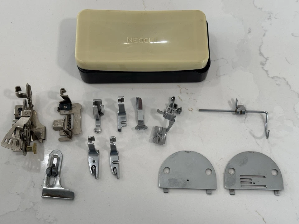 Máquina de coser vintage NECCHI BU 12 piezas, PIES, ACCESORIOS, en CAJA, EN MUY BUENA CONDICIÓN Foto 2 de 4