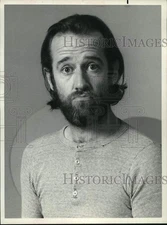 1975 Press Photo Comedian George Carlin poses for a portait - hcp25001