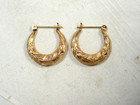 ..Vintage .14K Gold Graduated Textured Engraved Design Hoop Pierced Earrings... — photo 2