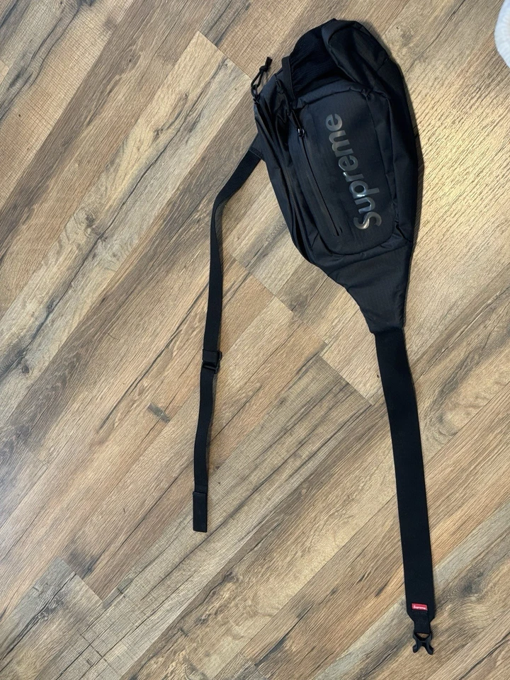 Bandolera Supreme negra Foto 3 de 3