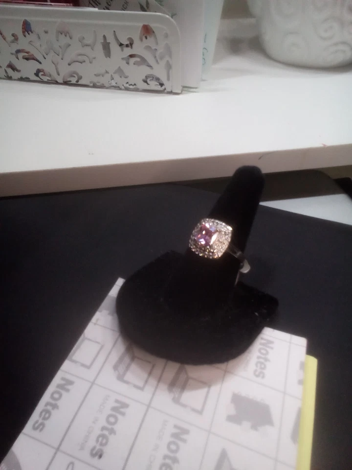 New Fragrant Jewels Ring Size 9 Faux Pink Sapphire Princess Cut W/ Clear Stones - Imagem 4 de 4