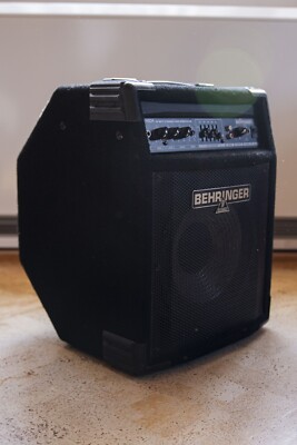 Behringer Verstärker schwarz, 36cm x 45cm x 33cm, fehlender Knopf